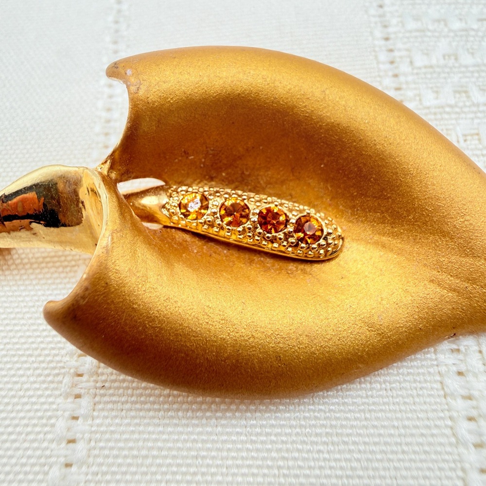 Vintage Floral Peace Lily Orange Rhinestone Center Matte Gold Tone Pin Brooch
